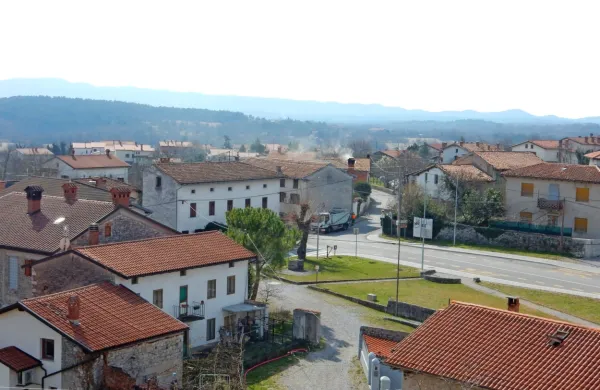 Del Štanjela je že priključen na kanalizacijo in čistilno napravo. Za 93 preostalih hiš je ekonomično zgraditi kanalizacijo in novo čistilno 
napravo (sedanja je za vse premajhna), 18  pa sofinancirati male čistilne naprave.