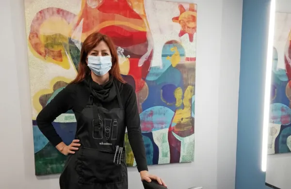 Tina Štefančič je med epidemijo covida-19 postala znana kot 
šepetalka lasem, tokrat pa opozarja tudi na stisko svoje branže.