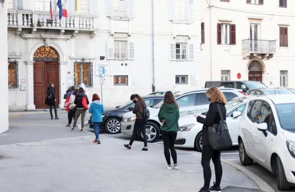 Osrednja knjižnica Srečka Vilharja v Kopru, kjer je v času 
epidemije   prizor na fotografiji stalnica, v jubilejnem, 70. letu 
delovanja načrtujejo več aktivnosti in novosti.   