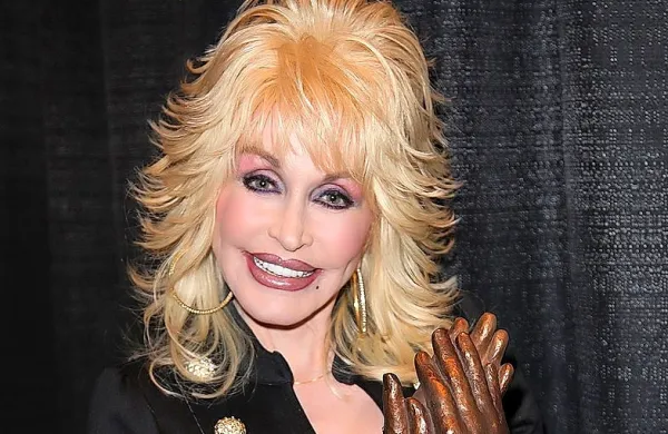 Ameriška country pevka Dolly Parton, ki velja za eno najpomembnejših predstavnic country glasbe, je dopolnila 75. let. 
(Foto: Curtis Hilbun)