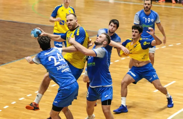 Izolske (v modri opravi) in koprske rokometaše kmalu spet čaka 
pester ligaški spored.