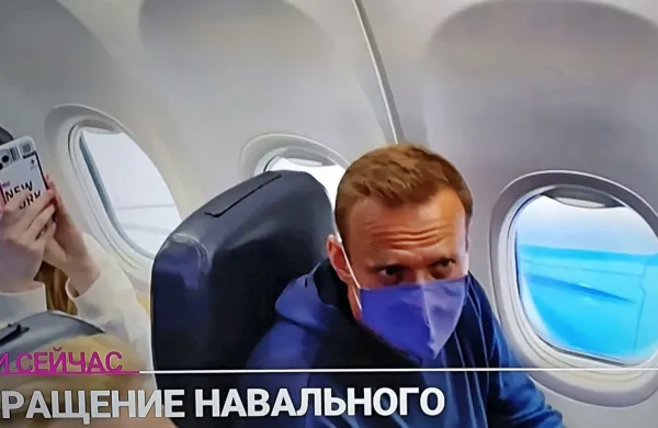 Aleksej Navalni med letom v Moskvo, kjer so ga nemudoma 
aretirali.