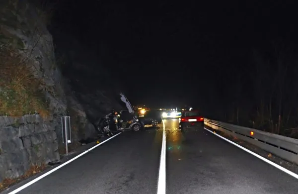 Včeraj  ob 17.30 se je na glavni cesti med naseljem Plave  in  
Solkanom, pri Zagomili, zgodila huda prometna nesreča,  v kateri 
so bili udeleženi trije vozniki osebnih avtomobilov. (Foto: PU Nova 
Gorica)