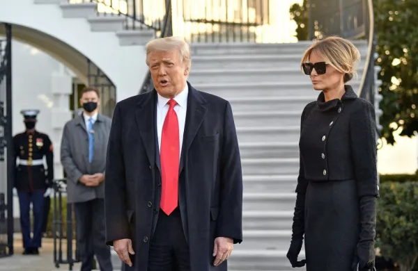 Donald in Melania Trump sta danes zapustila Belo hišo.