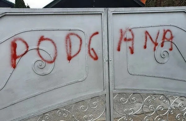 Predsedniku Desusa Karlu Erjavcu je nekdo na vrata ograje napisal 
