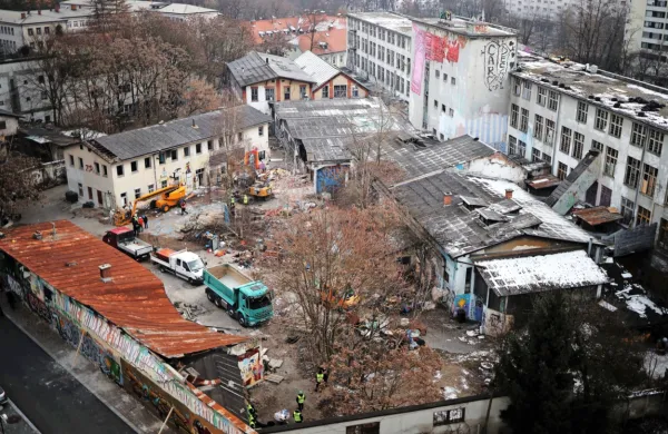 Rogovci in Mol na različnih bregovih glede nekdanje tovarne Rog