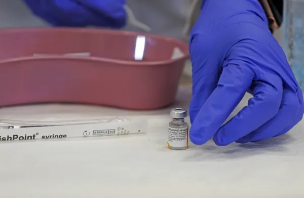 Cepivo BioNTecha in Pfizerja učinkovito tudi proti britanskemu sevu koronavirusa
