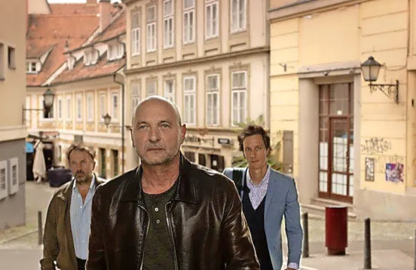 Inšpektor Vrenko (v ospredju Dario Varga) z ekipo,  Markom Breznikom (desno Jurij Drevenšek) in 
Oskarjem Brajdičem (Lotos Vincenc Šparovec)