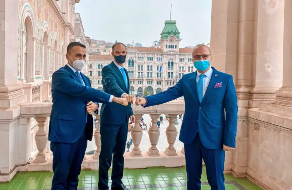  Minister Anže Logar v Zagreb odhaja malo več kot mesec dni po 
tristranskem srečanju s kolegoma iz Hrvaške Gordanom Grlićem 
Radmanom in Italije Luigijem Di Maiem glede razglasitve hrvaške 
in italijanske izključne gospodarske cone v Jadranu. 
