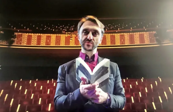 Igralec Lorenzo Zuffi v dvorani tržaškega Kulturnega doma.