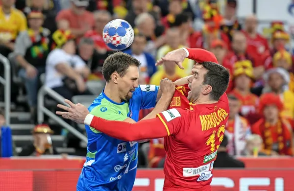 Darko Cingesar (v modrem dresu) bo poskušal tudi s čvrstejšimi 
prijemi zaustaviti Makedonce.