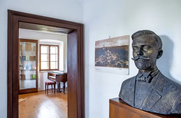 Dragotin Kette se je pred 145 leti rodil v nekdanji Ljudski šoli na 
Premu, kjer je urejena njegova spominska soba.