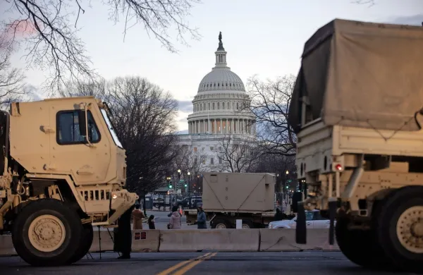 Za zagotavljanje varnosti na današnji prisegi je v Washington v 
minulih dneh pripotovalo približno 25.000 pripadnikov nacionalne garde. 