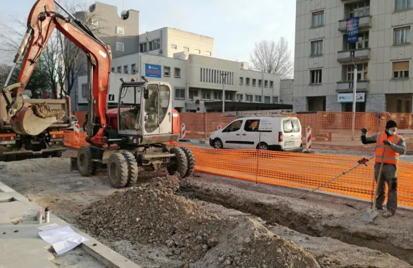 Medtem ko številne dejavnosti zaradi epidemije covid-19 stojijo, delo na gradbiščih večinoma nemoteno poteka.