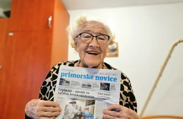 Iskriva 90-letna stanovalka novogoriškega doma upokojencev 
Štefanija Fakuč ponosno pokaže decembrski izvod Primorskih 
novic z njeno fotografijo na naslovnici.