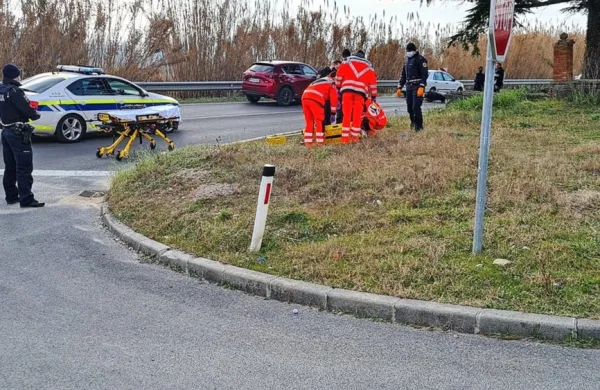Zasledovanje se je končalo z nesrečo pri Moretinih, motorist in sopotnik sta utrpela le udarnine. 