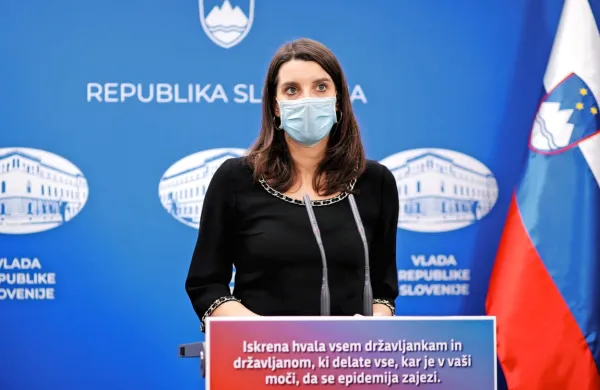 Ministrica za šolstvo Simona Kustec
