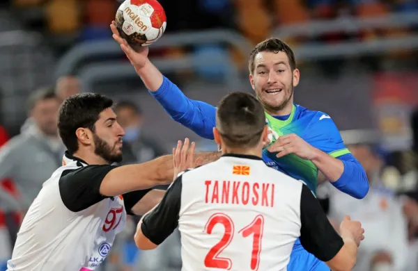 Miha Zarabec (z žogo) je proti Makedoncem uspešno dirigiral slovenskemu napadu. 