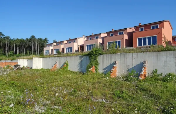  Na zemljišču ob nedokončanih vrstnih hišah v soseski Gozdne 
kresničke bo zraslo 14 dvostanovanjskih hiš, vseljivih  še letos. 