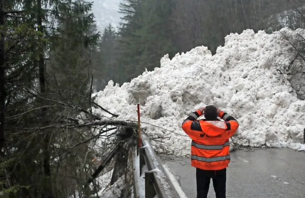 Na srečo plazova nista nikogar zasula