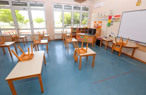 Kustečeva bi želela povzeti avstrijski načrt testiranja ob vračanju v &scaron;ole