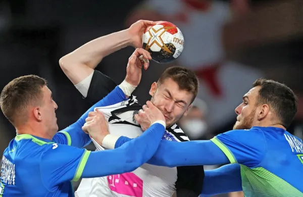 Slovenski rokometaši (v modrih dresih) bodo tudi proti Švedom 
potrebovali čvrste prijeme, ki so jih prikazali proti Makedoncem.