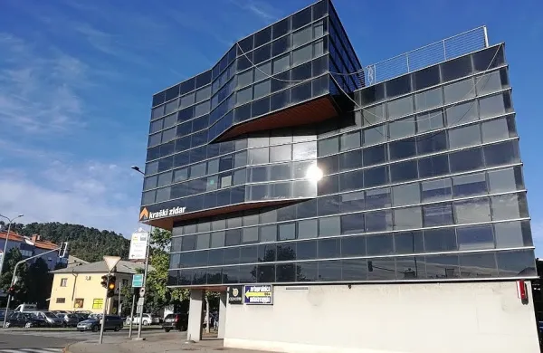 Upravno stavbo Kra&scaron;kega zidarja bodo oddali v najem