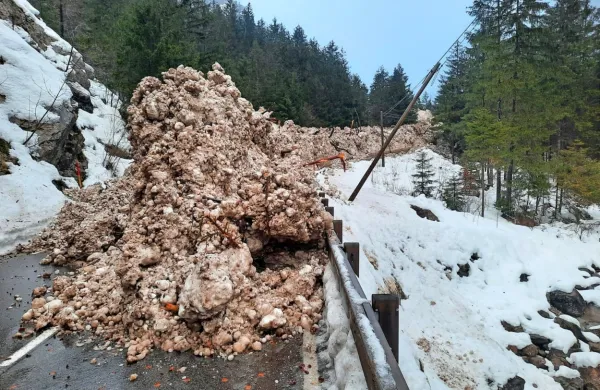 Snežni plazovi v bov&scaron;ki občini zaprli cesti, pristojni svarijo pred novimi