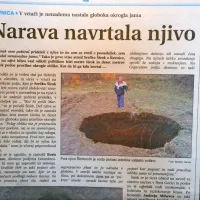 





Na polju v bližini Ravnice je teden dni po deževju nenadoma 
nastala štiri metre široka in deset metrov globoka jama pravilne 
okrogle oblike.