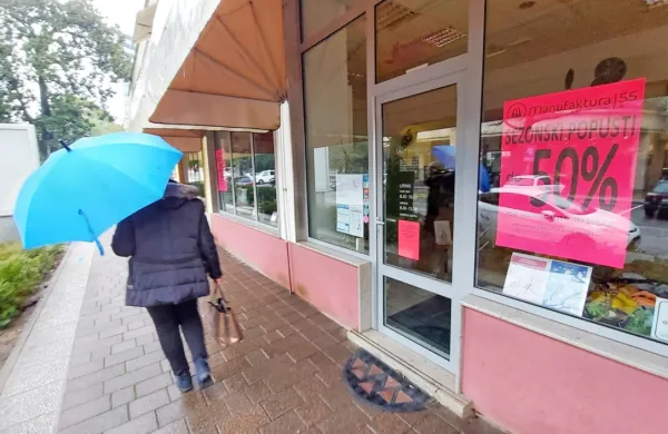 Trgovci opozarjajo, da so neživilske trgovine zaprte že skoraj pol leta in bi jih bilo treba tam, kjer epidemiološka slika to omogoča, čim prej odpreti.