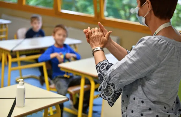 Najmlajši se ob varnostnih ukrepih v torek vendarle vračajo v 
šolske klopi. 