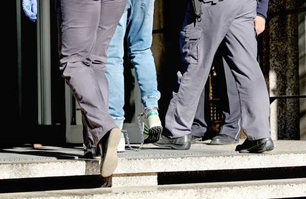  V koprskem zaporu so pred kratkim zaposlili tri nove pravosodne 
policiste, v solkanskem pa dva.
