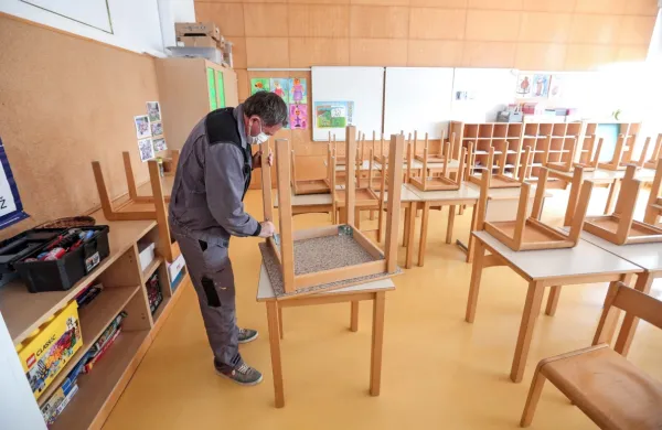 Klopi v razredih Osnovne šole Koper, ki so samevale tri mesece, so 
pripravljene na vrnitev učencev.