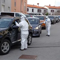 Drive-in testiranje zaposlenih v šolstvu je pri sežanskem zdravstvenem domu danes potekalo tekoče.