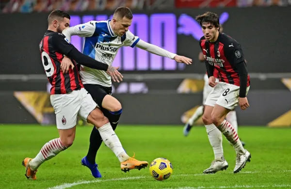 Josip Iličić (v sredini) je ob zmagi Atalante nad Milanom s 3:0 med 
drugim priigral in realiziral enajstmetrovko. 