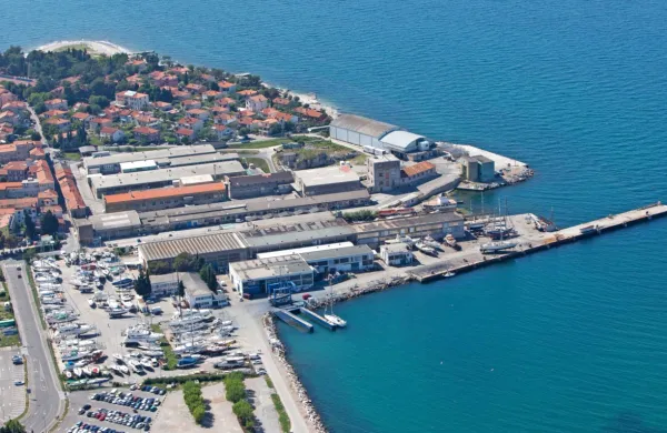V občini opozarjajo, da je območje nekdanje ladjedelnice pomembno za videz Izole in da bo treba  dvigniti obalo.    