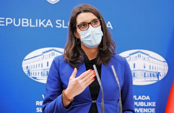 Ministrica za izobraževanje Simona Kustec