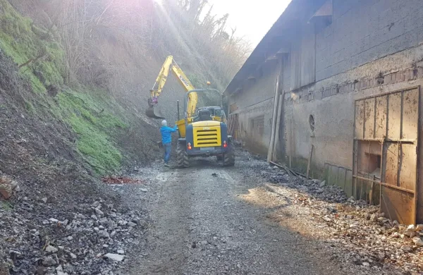 Po obilnem deževju se je lanskega septembra v novogoriški občini 
sprožilo kar 16 zemeljskih plazov, ki jih je občina začela sanirati. 
(Foto: MONG)