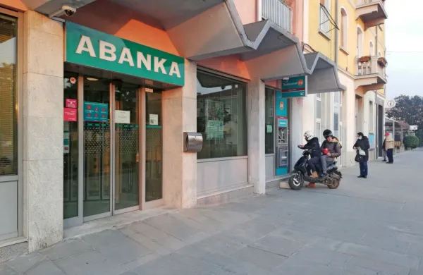 Nekdanja Abanka spet dela - kot poslovalnica Nove KMB