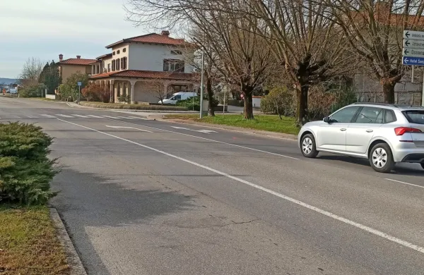 Voznik je zbil pešakinjo na prehodu za pešce na Žnidarčičevi ulici 
v Šempetru.