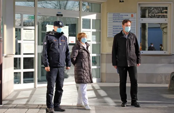 Poveljnik CZ Igor Benko, pediatrinja Katja Likar Šoštarič in 
direktor ZD Egon Stopar  pozivajo k odgovornemu  ravnanju in 
spoštovanju ukrepov. 