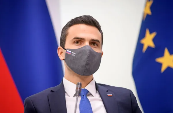 Po neuradnih informacijah bo obrambni minister Matej Tonin s 
prihodnjim ponedeljkom bo od premierja Janeza Janše prevzel 
vodenje ministrstva za zdravje.