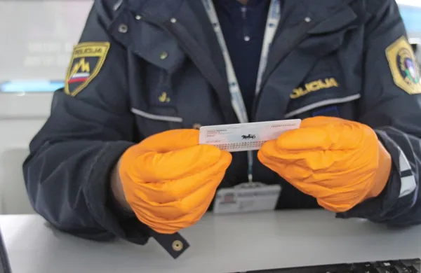 Policisti so pri nadzoru na mejnih prehodih minuli konec tedna 
odkrili 21 ponarejenih PCR testov. Med tistimi, ki so jih uporabljali, 
so bili tudi slovenski državljani (fotografija je simbolična).