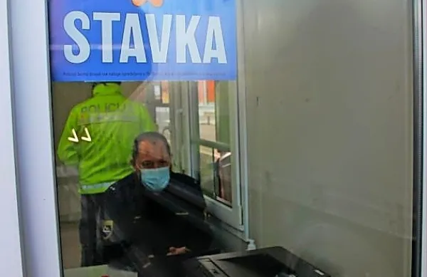 Člani policijskega sindikata so vstopili v tretji teden stavke.