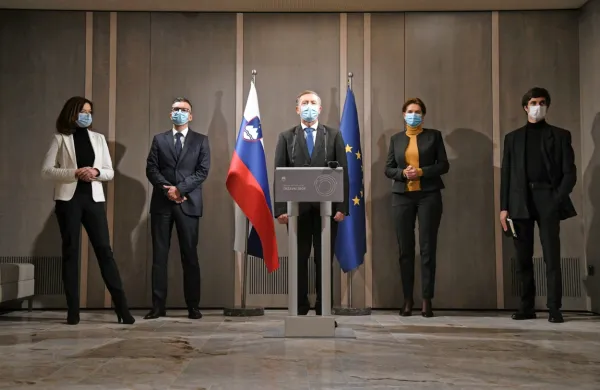 Pod predlog nezaupnice vladi Janeza Janše je bilo podpisanih 43 
poslancev LMŠ, SD, Levice, SAB in DeSUS, z izjemo poslanca 
DeSUS Branka Simonoviča.