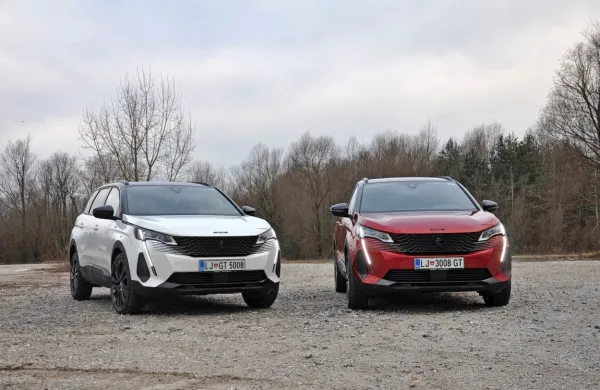 Oba modela imata po novem na pokrovu motorja modelsko 
oznako, medtem ko so zadnje luči dobile spremenjeno LED 
grafiko.
