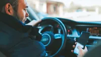   Raziskave kažejo, da dve tretjini  ljudi  med  vožnjo  uporablja 
mobilni telefon, kar poslabša njihov reakcijski čas. 