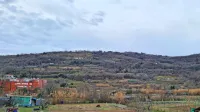 Koprska občina je od Škofije Koper odkupila veliko kmetijsko 
zemljišče na območju od soseske Lantana (na fotografiji levo) 
proti dolini. 