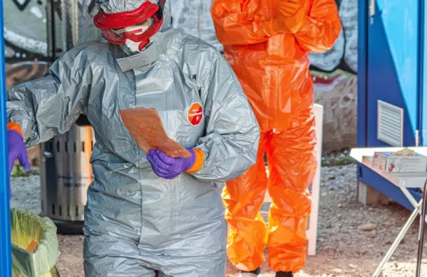 Lani spomladi smo se morali navaditi, da srečanje z zdravstvenim 
osebjem pogosto pomeni srečanje z ljudmi, ki bodo zaradi 
varnostnih oblačil povsem neprepoznavni. 