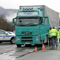 Policisti bodo z nadzori tovornjakov in tovornih kombijev nadaljevali tudi v prihodnjih tednih.